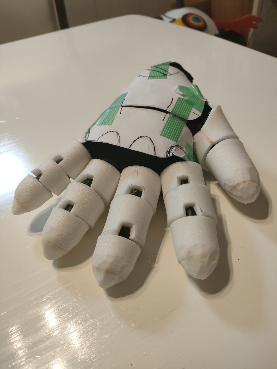 mayataka1214's tweet photo. カッターで削り出すのは嫌いじゃぁない（よく失敗するが）
100番のサンドペーパーで削ってヒートガンで炙る
小指と薬指だけ滑らか https://t.co/keEK3eaLat