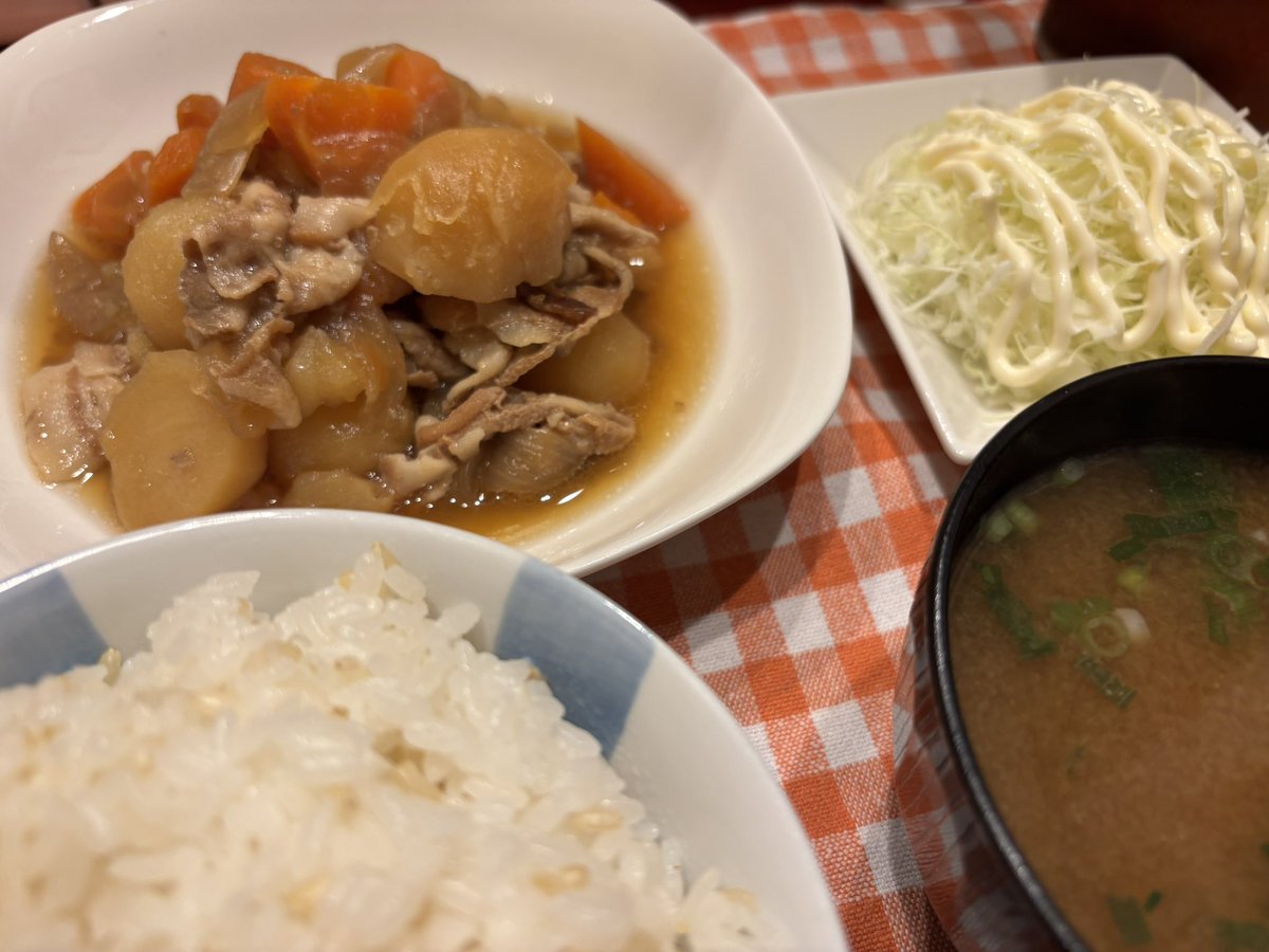 funa_cooking's tweet photo. 今日のふな飯は、肉じゃが🥔

ぜーんぶ炊飯器に入れてポチっ☝️
じゃがいもホクホク味がしみしみ🎶

使ったあとは、炊飯釜をしっかり洗ってねw

#ふななくっきんぐ https://t.co/8tRBzLhrUi