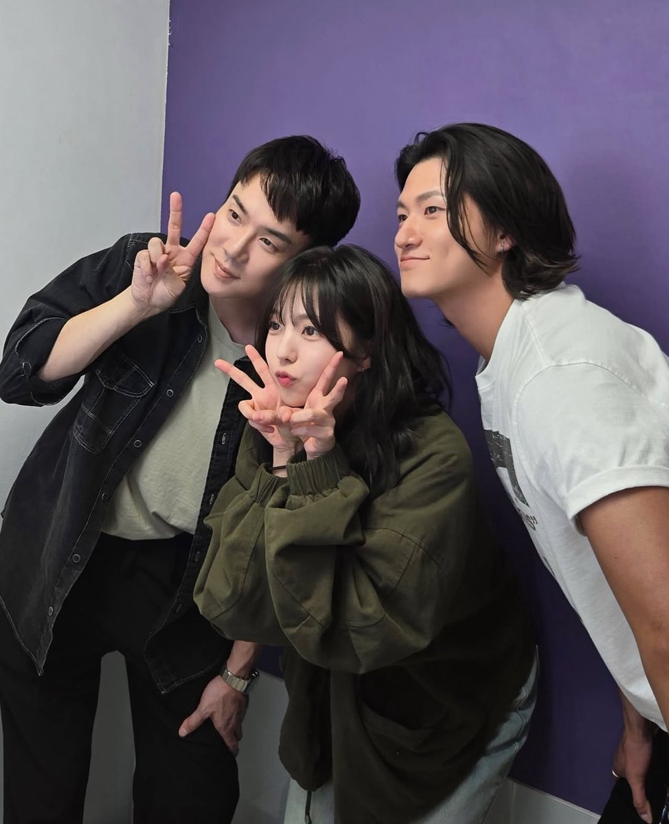 ChaeSoobin_TH's tweet photo. [📷 IG : kkbyss] 26.10.20

ยูยอนซอก #แชซูบิน ชินซึงโฮ

— ชาวแก๊งคิงคองพบกันอีกครั้ง! จะสนุกและปั่นป่วนแค่ไหน รับชมใน #WheneverPossible ดูย้อนหลังพร้อมซับไทย บน Viu นะคะ 💛

#ChaeSoobin #채수빈 https://t.co/kVe4BdzceY