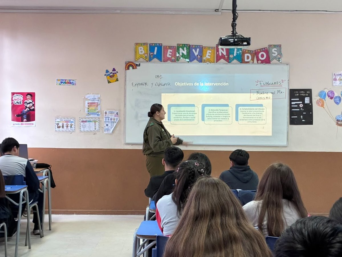 CarabBioBio's tweet photo. En el marco del Mes de la Salud Mental la Oficina de Microtráfico de la 2ª Comisaría #Talcahuano realizó una actividad en el Colegio Talcahuano denominada "Muro de los Desahogos" doqnde los alumnos de octavo básico participaron escribiendo mensajes emotivos sobre su día a dia https://t.co/d1bCCned0a