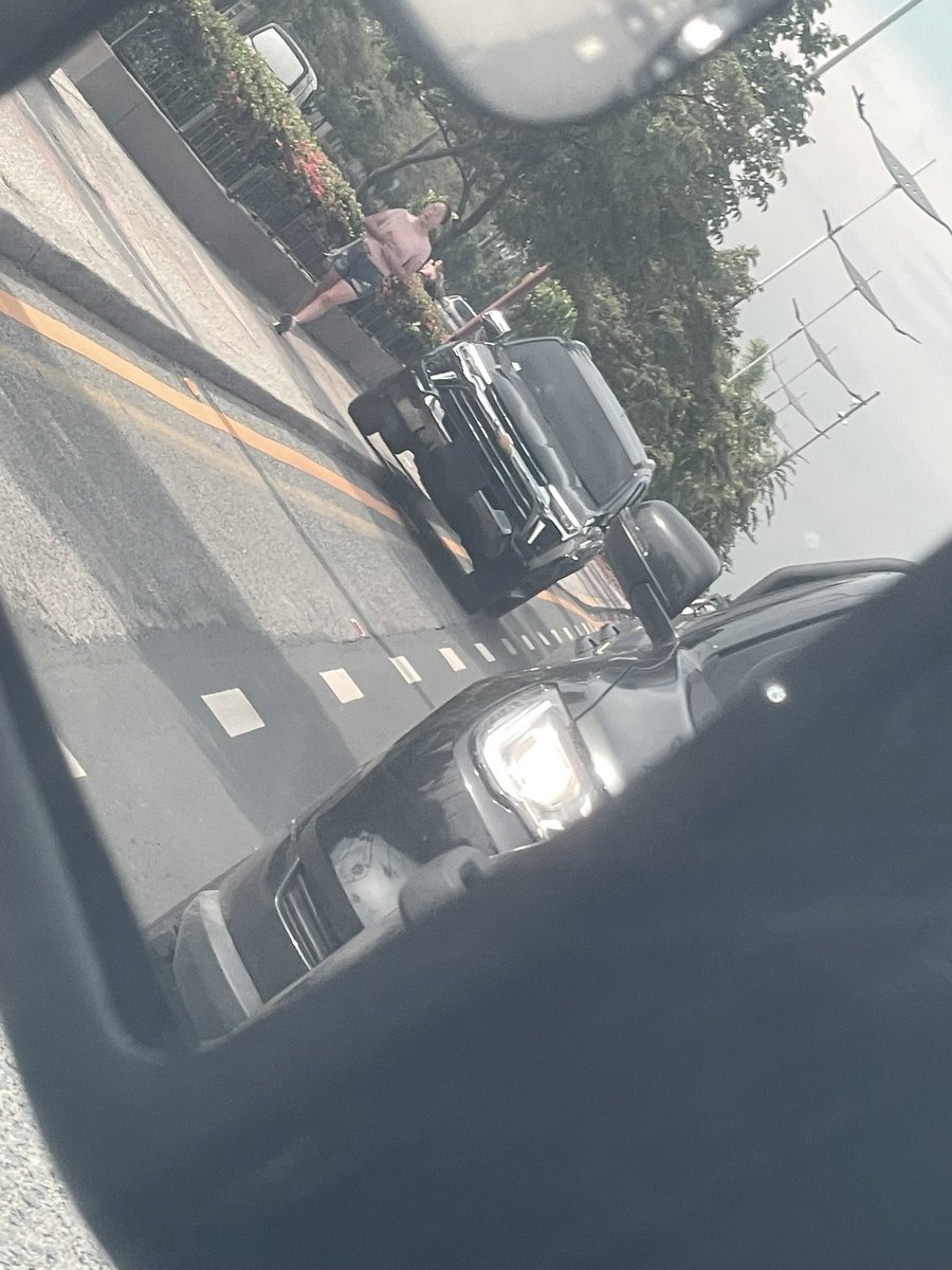 EmergenciasEc's tweet photo. Terrible!!
En Samborondón, un vehículo sin placas se subió a la vereda para evitar el tráfico y estuvo a punto de arrollar a una joven que caminaba por la zona. https://t.co/hWKuUTN2aQ
