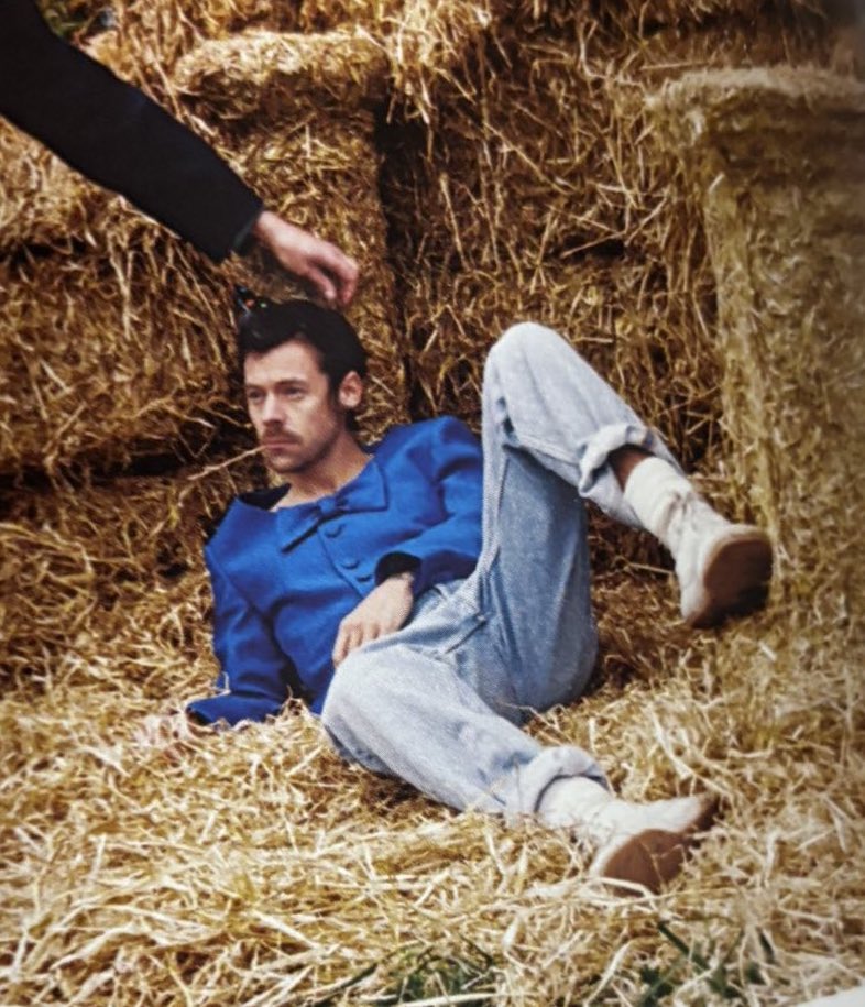 MysticCatcher12's tweet photo. I am so here for this gay ass photo shoot era 🔥 https://t.co/b9C5z1yXSz