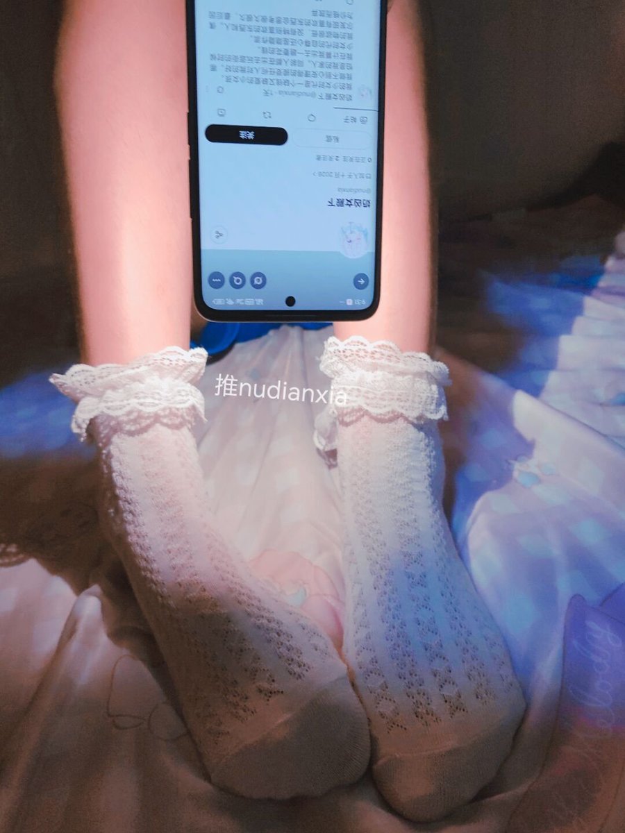 nudianxia's tweet photo. 高中生活好累啊，我的袜子跟着我真是受罪了 https://t.co/POeXjeGvVt