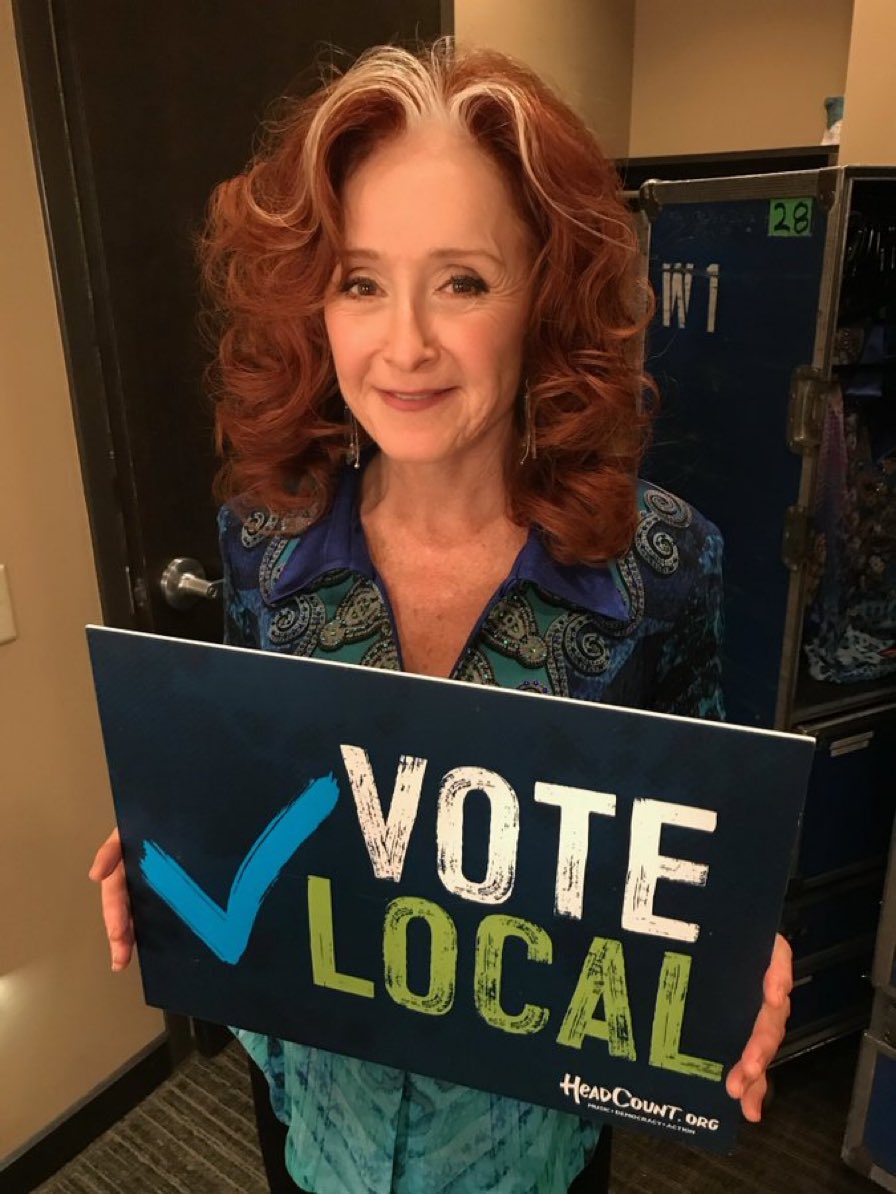 TonyHackPhoto's tweet photo. Lookin’ good in Blue, Bonnie Raitt (@TheBonnieRaitt)! Cheers! Kudos! Salute! Ht @Albumism #Democrat #DemocraticSocialist #Tenacity #Unity #Victory https://t.co/oO4tuFRpZt