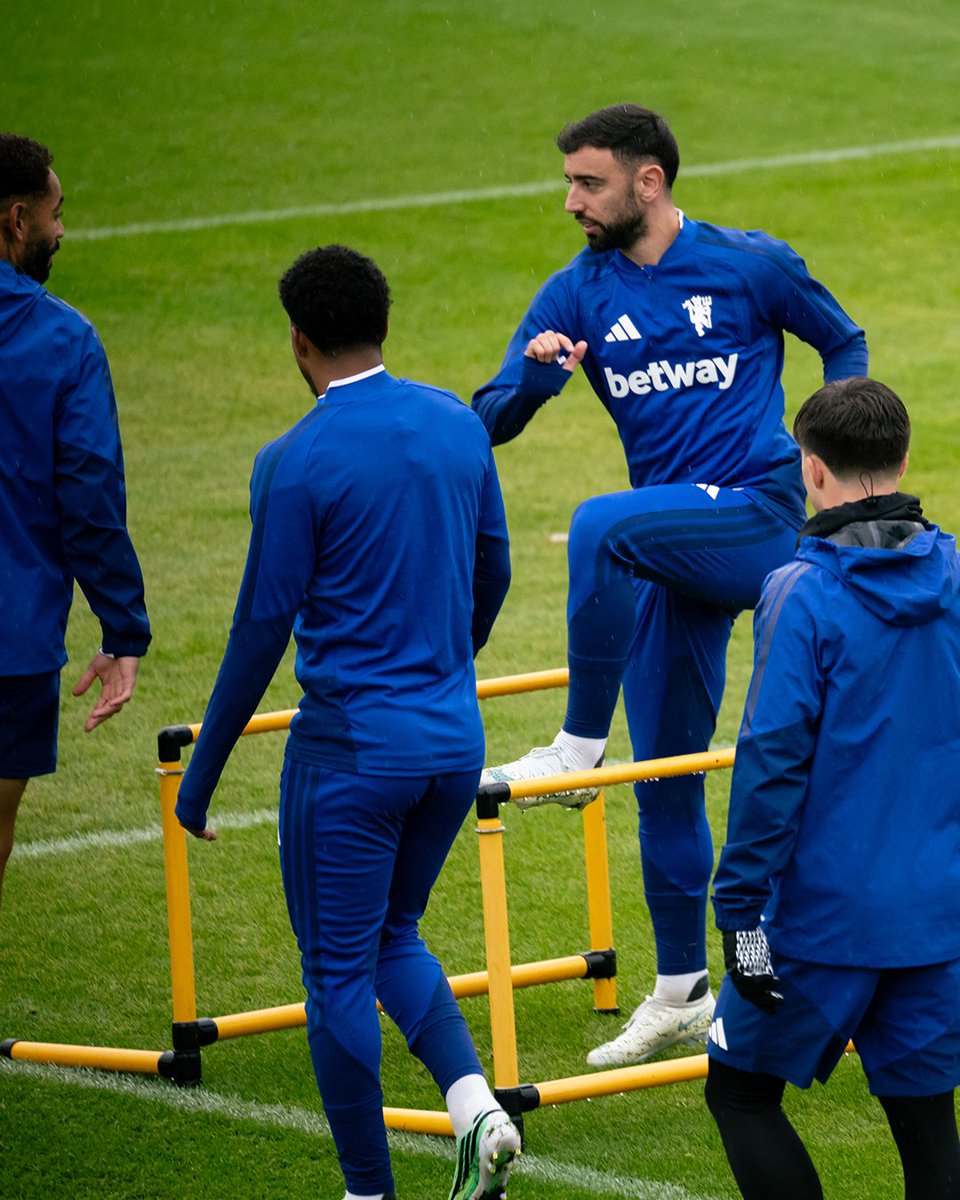ManUtd's tweet photo. Limbering 🆙🦵