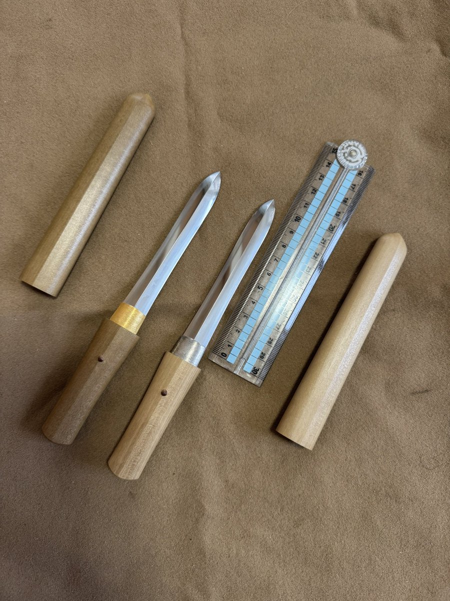 jswordengraver's tweet photo. 刃長10cmの剣二振り
研ぎ上がって納品しました。

剣は主に神社仏閣において
祭祀・修法に使用される目的で
現在においても一定の需要がある
刀剣類です。 https://t.co/tEiSsgjOjc