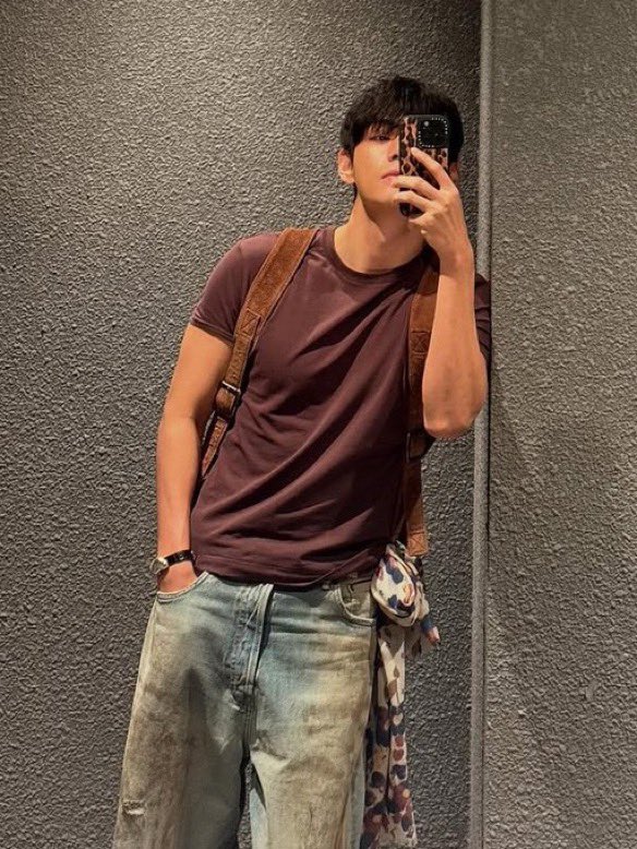 layovermoods's tweet photo. idk what’s in this colour but taehyung looks extra hot in it https://t.co/aTBrvmIebH