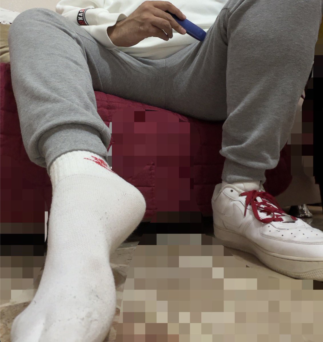 Verdel01Luca's tweet photo. I miei calzini bianchi un po’ sporchi e le suole di queste sneakers… chi ha voglia di inginocchiarsi e leccarle per bene?
#gayfeet #footfetish #sockfetish #gayfetish #soles #sneakers #gay #feet #dirtyfeet #sockworship #gayfeetfetish #nicesoles #whitesocks #footdom #fetishgay https://t.co/Dd1mpVZXKo