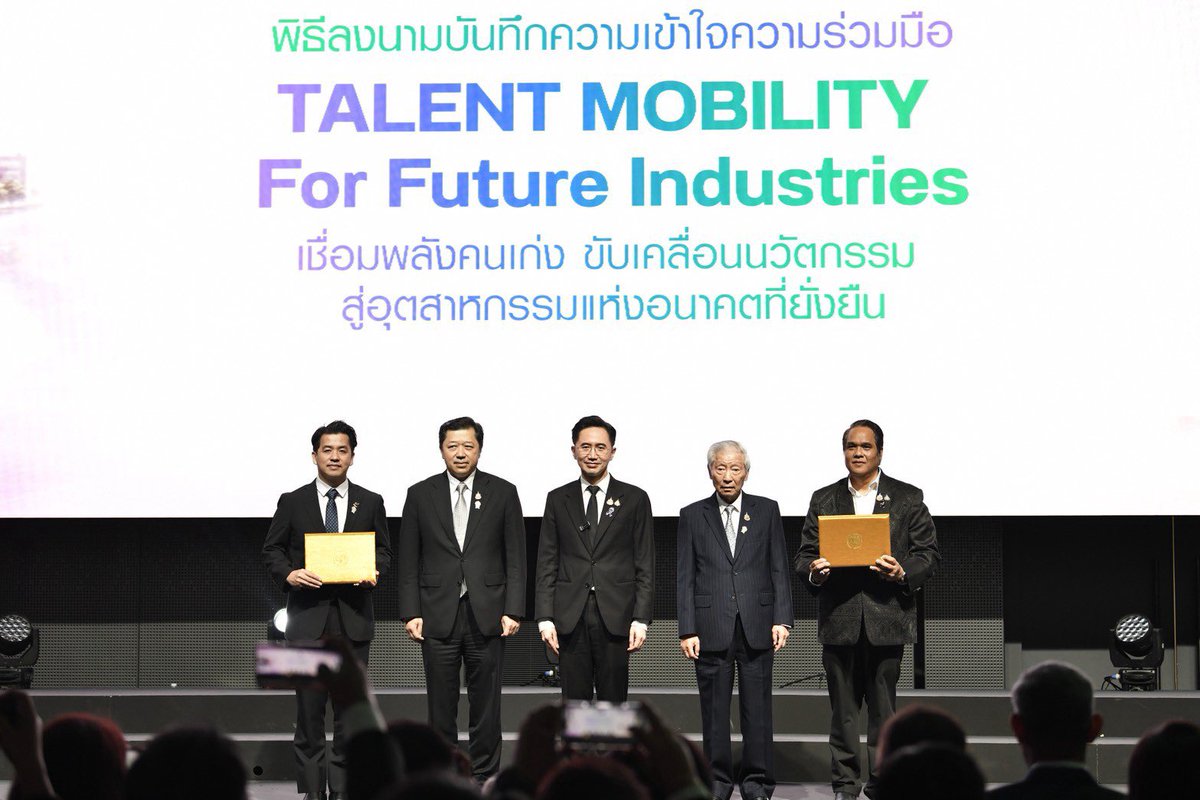 YodchananW's tweet photo. วันนี้ Talent Mobility เปิดประตูสู่ภาคเอกชนอย่างเป็นทางการแล้วครับ

​หลังจากที่ผมได้ลงนามประกาศกระทรวง อว. เมื่อวันที่ 24 กรกฎาคมที่ผ่านมา เพื่อปลดล็อกให้อาจารย์และนักวิจัยเคลื่อนย้ายไปทำงานข้ามหน่วยงานได้ ผ่านมาเกือบ 3 เดือนที่เราเตรียมความพร้อมกันมาต่อเนื่อง วันนี้ประตูบานนี้เปิดออกสู่ภาคเอกชนเป็นครั้งแรกครับ

​กระทรวง อว. ได้ลงนาม MOU ด้าน Talent Mobility ร่วมกับเครือเจริญโภคภัณฑ์ ระยะเวลา 5 ปี ครอบคลุม 7 เทคโนโลยียุทธศาสตร์ ได้แก่ AI และข้อมูล, ดิจิทัล, หุ่นยนต์และระบบอัตโนมัติ, เทคโนโลยีชีวภาพ, ควอนตัม, พลังงาน, อวกาศ และเทคโนโลยีการศึกษา

​ความร่วมมือครั้งนี้จะทำให้อาจารย์และนักวิจัยสามารถไปร่วมทำงานวิจัยกับเอกชนได้โดยไม่เสียสิทธิอะไรเลยครับ สามารถนับเวลาปฏิบัติงานเต็มเวลาของหน่วยงานต้นสังกัดได้ อายุงานไม่ขาดตอน ความก้าวหน้าไม่สะดุด และยังนับเวลาชดใช้ทุนได้อีกด้วย

​ขณะเดียวกัน ฝั่งภาคเอกชนจะได้ประโยชน์จากการวิจัยเชิงลึก โดย อว. จะช่วยจับคู่โจทย์ของบริษัทกับนักวิจัยที่มีความเชี่ยวชาญตรงกัน ตั้งแต่การนำงานวิจัยไปใช้งานจริง การวางกลยุทธ์ R&D ไปจนถึงการทำโครงการวิจัยร่วมกัน

​ประตูนี้เปิดกว้างให้ทุกบริษัทครับ ไม่ว่าจะเป็นองค์กรใหญ่หรือ SME และที่สำคัญ คนเก่งกลุ่มนี้จะเป็นกำลังสำคัญรองรับอุตสาหกรรมใหม่ภายใต้ 3 โครงการเรือธงของเรา คือ Siam Silica, Siam Medica และ Siam Terra ที่จะเป็นเครื่องยนต์หลักของประเทศไทยในอนาคต

​ผมเชื่อเสมอครับว่า คนเก่งไม่ว่าจะอยู่ตรงไหนของประเทศไทย ย่อมพัฒนาประเทศไทยได้ ขอแค่มีโอกาสได้ปล่อยของในที่ที่ใช่ หน้าที่ของ อว. คือเปิดประตูให้กว้างที่สุด เพื่อให้ความรู้จากมหาวิทยาลัยได้ลงไปแก้โจทย์จริง ประเทศได้อุตสาหกรรมใหม่ และคนไทยได้ประโยชน์จริงครับ