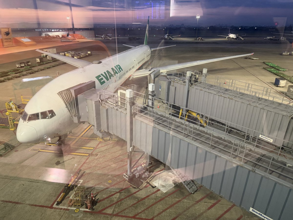 535Isikaki's tweet photo. 以前總在想，飛機都停好了，到底在等什麼？
這次親眼看到答案 https://t.co/wdx7wxG6oD