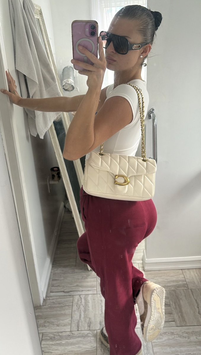 worshipherxx's tweet photo. When I walk in — your nose goes directly to the floor got it? https://t.co/6NO93VyI4j
