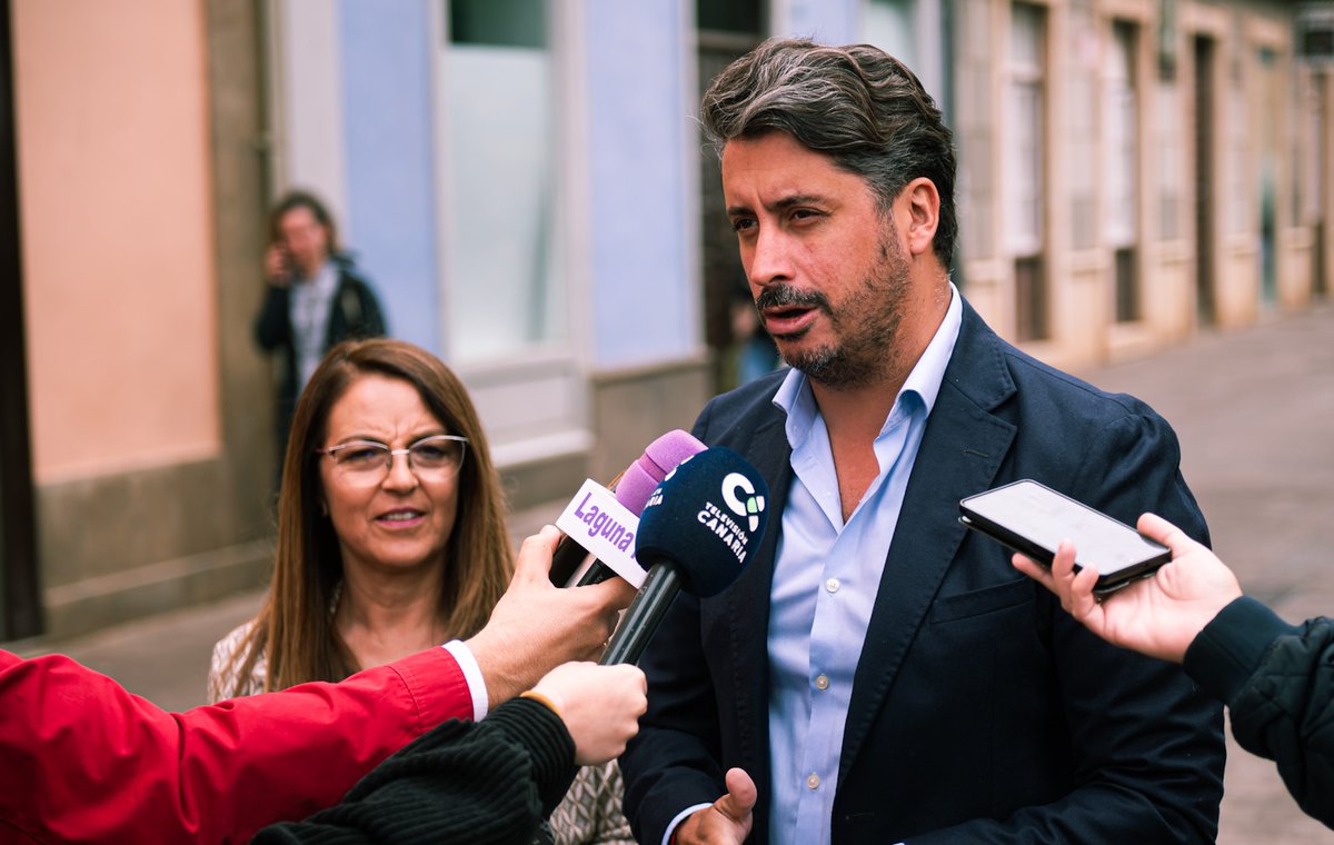 ACFIPRESS's tweet photo. La concejalía de Bienestar Social y Calidad del Ayuntamiento de La Laguna refuerza las políticas de atención a personas en situación de vulnerabilidad a través de la línea de prestaciones económicas municipales. En lo que va de año se han destinado ya más de 320.000 euros a recursos relacionados con el alquiler y el mantenimiento de la vivienda, la salud y la alimentación, entre otros. En este periodo se han dado ya más de 1.500 ayudas de este tipo.

El alcalde de La Laguna, Luis Yeray Gutiérrez, asegura que estas ayudas “suponen un recurso fundamental para atender situaciones de extrema necesidad que afectan a vecinos y vecinas de las que los poderes públicos no podemos desentendernos”, y pone en valor “el trabajo de los profesionales de los servicios sociales municipales para que estas ayudas no se limiten a una política asistencial puntual, sino que sea un primer paso para salir de situaciones de vulnerabilidad”.

La concejala de Bienestar Social, María Cruz, explica que este tipo de ayudas se solicitan directamente a través del equipo técnico de Bienestar Social, que se encarga de elaborar los correspondientes informes de evaluación que luego deberán ser aprobados por la comisión del área. Las cuantías económicas varían en función de las necesidades de los usuarios y se otorgan bien de forma directa o cubriendo el suministro.

Las prestaciones económicas municipales en materia de vivienda engloban desde el apoyo al pago del alquiler (donde se han destinado más de 200.000 euros) y al pago de la hipoteca, hasta el suministro de agua y electricidad, y la adquisición de enseres para el hogar, incluyendo los de carácter especial para personas mayores o enseres básicos de la infancia. Además, se da soporte a la eliminación de barreras arquitectónicas para discapacidad y a obras de mantenimiento de la vivienda.

Las ayudas en materia de alimentación superan los 184.000 euros, con los que se adquieren todo tipo de productos de la cesta de la compra, incluyendo los de limpieza y aseo personal. Hasta el momento se han dado hasta 1.313 ayudas.

Otras ayudas están relacionadas con gastos de primera necesidad y la salud, como tratamientos odontológicos (45.000 euros), ayudas a la implantación de prótesis oculares y auditivas (más de 23.000 euros) y gastos farmacéuticos no cubiertos por la Seguridad Social (2.726 euros).

El Ayuntamiento de Laguna cuenta en 2026 con un presupuesto de más de 26 millones de euros para el área de Bienestar Social, lo que supone el 12% del presupuesto municipal y un incremento del 8,96% respecto al anterior ejercicio, “y que queremos seguir aumentando en el año 2027, conforme a la prioridad que damos a las políticas sociales y a la atención a quienes más lo necesitan”, anuncia el alcalde.

Entre las principales actuaciones en materia de atención social, se incluyen el servicio de ayuda a domicilio para personas mayores o dependientes y sus entornos familiares, que atiende una media de 1.200 personas al mes, recursos alojativos, o la atención a los mayores y a las personas con discapacidad, además de las ayudas a las organizaciones y entidades del tercer sector, “que realizan una labor imprescindible a la hora de atender realidades sociales allí donde la administración no puede llegar”, expresa María Cruz. @aytolalaguna_es
