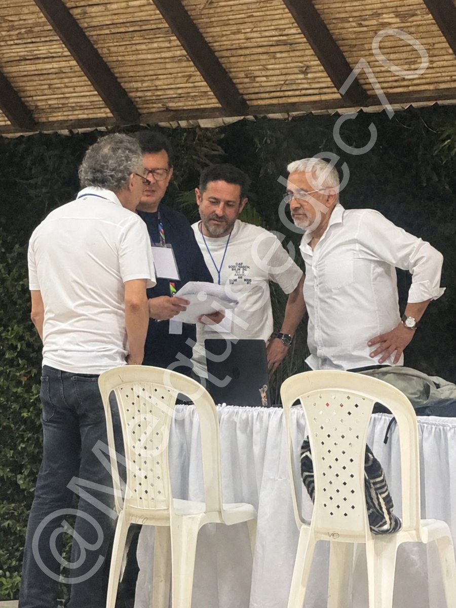 Melquisedec70's tweet photo. Muy atentos, la nueva primicia. EXCLUSIVA.
Esta es la primera foto que se conoce del Pacto de Valledupar:

Aquí están de izquierda a derecha:
De espaldas, Jorge Lemus, director de la DNI (Dirección Nacional de Inteligencia), Hollman Morris, gerente de RTVC, Juan Carlos Villamizar Alarcón, asesor jurídico del exjefe paramilitar Salvatore Mancuso, y Víctor Currea de Lugo, asesor del DAPRE.

Según mis fuentes, Morris tenía en sus manos el libreto de la transmisión en vivo que tenían preparada para el final del evento, entre 22 y 24 de octubre de 2025 en el hotel El Bosque de Valledupar. Y en el momento de la foto - tomada por una de las personas que me ha revelado los detalles - les estaba dando compartiendo los detalles a sus compañeros de gobierno y al asesor Villamizar.

Mis fuentes aseguran que el gobierno Petro desplazó a Valledupar para esos actos a unas 60 personas, muchas de las cuales no se supo cuál era su tarea; se les veía sin oficio en los pasillos del hotel o sentados chateando. El despliegue incluyó aviones para mover a los exparas, centenares de soldados blindando el lugar y una logística enorme para cada reunión, además de lo que movió RTVC.