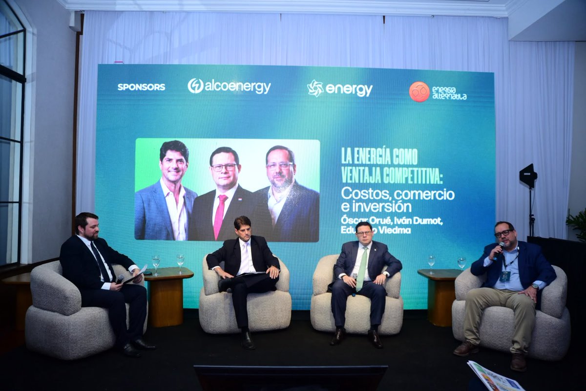 DNITpy's tweet photo. El director nacional @OscarOrue, participó como panelista en el evento EFORUM 2026, organizado por 5 Días, destacando la importancia del diálogo entre los sectores público y privado para establecer un régimen tributario adecuado para la importación de vehículos eléctricos. https://t.co/M8KKwkHcMU