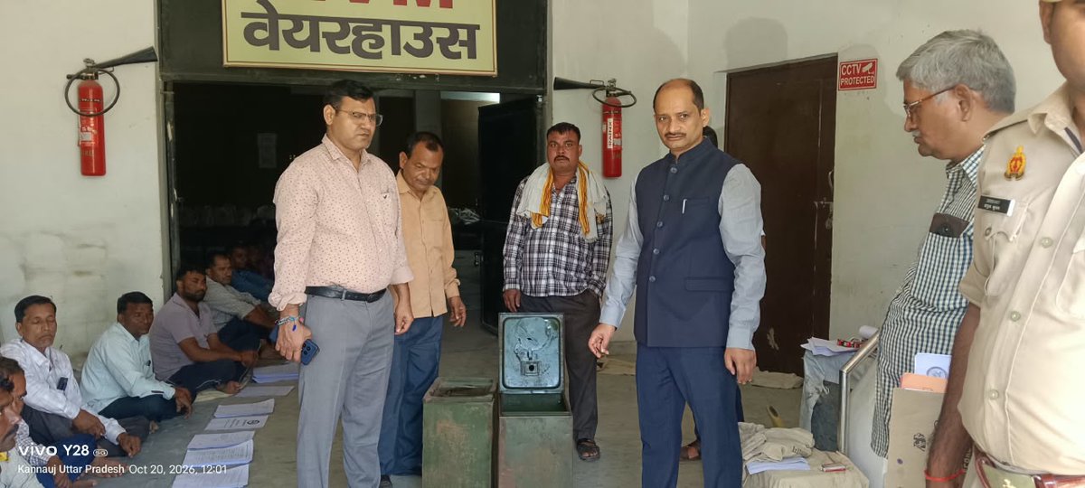 dm_kannauj's tweet photo. उत्तर प्रदेश विधान परिषद आगरा खण्ड स्नातक/खण्ड शिक्षक निर्वाचन-2026 की तैयारियों के संबंध में आज दिनांक 20-10-2026 को  जिला निर्वाचन कार्यालय, कन्नौज का निरीक्षण किया गया। मतदाता सूची, लेखन सामग्री, मतपत्र इत्यादि के सम्बंध मे आवश्यक निर्देश दिए।
@ECISVEEP 
@ceoup https://t.co/4XWOhmmAP7