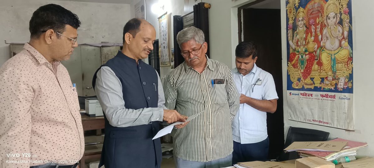 dm_kannauj's tweet photo. उत्तर प्रदेश विधान परिषद आगरा खण्ड स्नातक/खण्ड शिक्षक निर्वाचन-2026 की तैयारियों के संबंध में आज दिनांक 20-10-2026 को  जिला निर्वाचन कार्यालय, कन्नौज का निरीक्षण किया गया। मतदाता सूची, लेखन सामग्री, मतपत्र इत्यादि के सम्बंध मे आवश्यक निर्देश दिए।
@ECISVEEP 
@ceoup https://t.co/4XWOhmmAP7