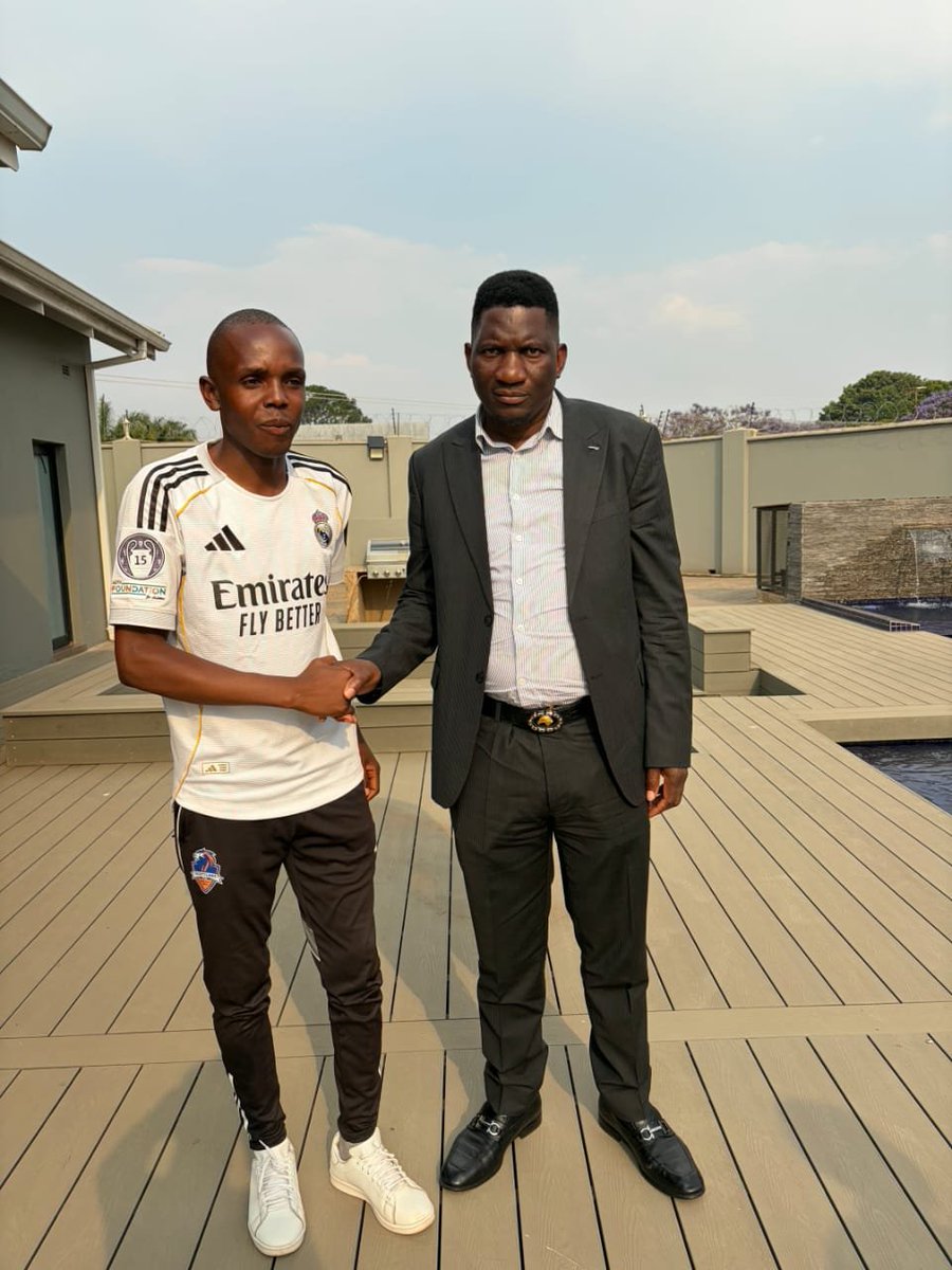 yvonnemangunda's tweet photo. Scottland owner Pedzisayi Scott Sakupwanya has given USD$1 000 each to Ngedwa, Baba Harare, Mr Ibu, Anhonho, Gaka and Marowa. Coach Stany received USD$2 000. 

On top that Real Stars Academy will receive a team bus and their own podcast. https://t.co/NLNoE645xE