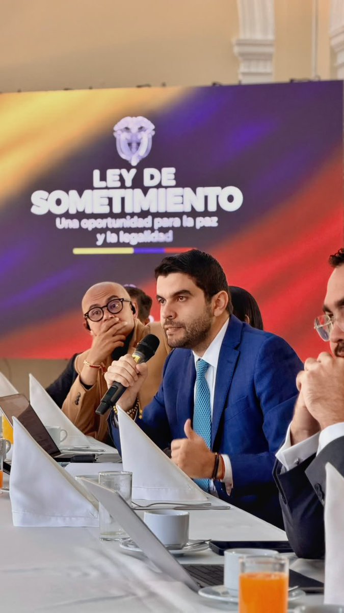 hernancadavidma's tweet photo. Sostuvimos una reunión de trabajo con el ministro de Justicia para avanzar en la Ley de Sometimiento. Desde el miércoles iniciaremos la discusión para eliminar la Paz Total y establecer condiciones de sometimiento a la ley. https://t.co/sjwfSF7goR