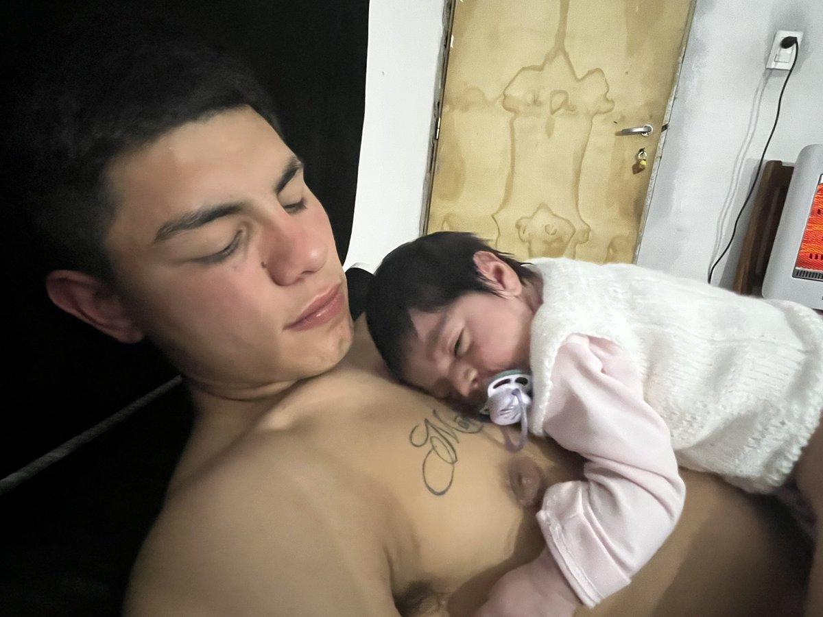 maarcoria_01's tweet photo. ella solo quería dormir en el pecho de su papi 💅🏻 https://t.co/NV2oovOWH2
