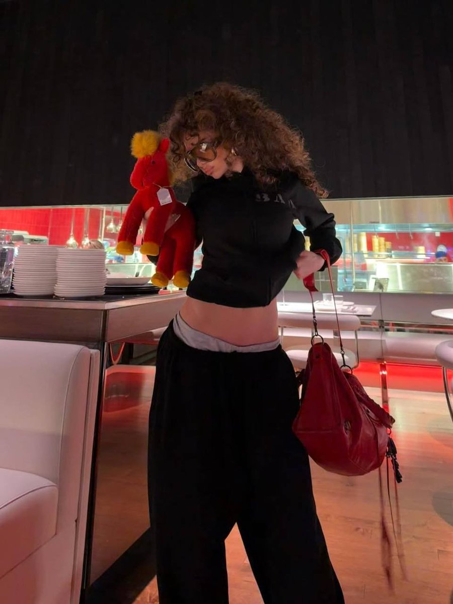 OssisCorvu29367's tweet photo. Fashion killa Demitra Kalogeras👀 https://t.co/WhohYu6PST