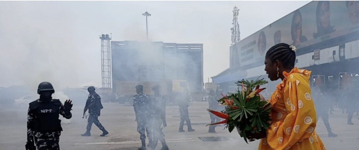 instablog9ja's tweet photo. #EndSARS Memorial: Woman defies police t£ar gas to honour victims of the Lekki Toll Gate sh%%ting https://t.co/udd7pokoHQ