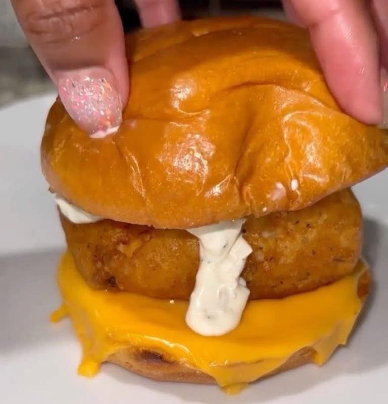 trendycentraal's tweet photo. me eating fish filet from mcdonald’s 🤤😩 https://t.co/2GGNTnRwpI