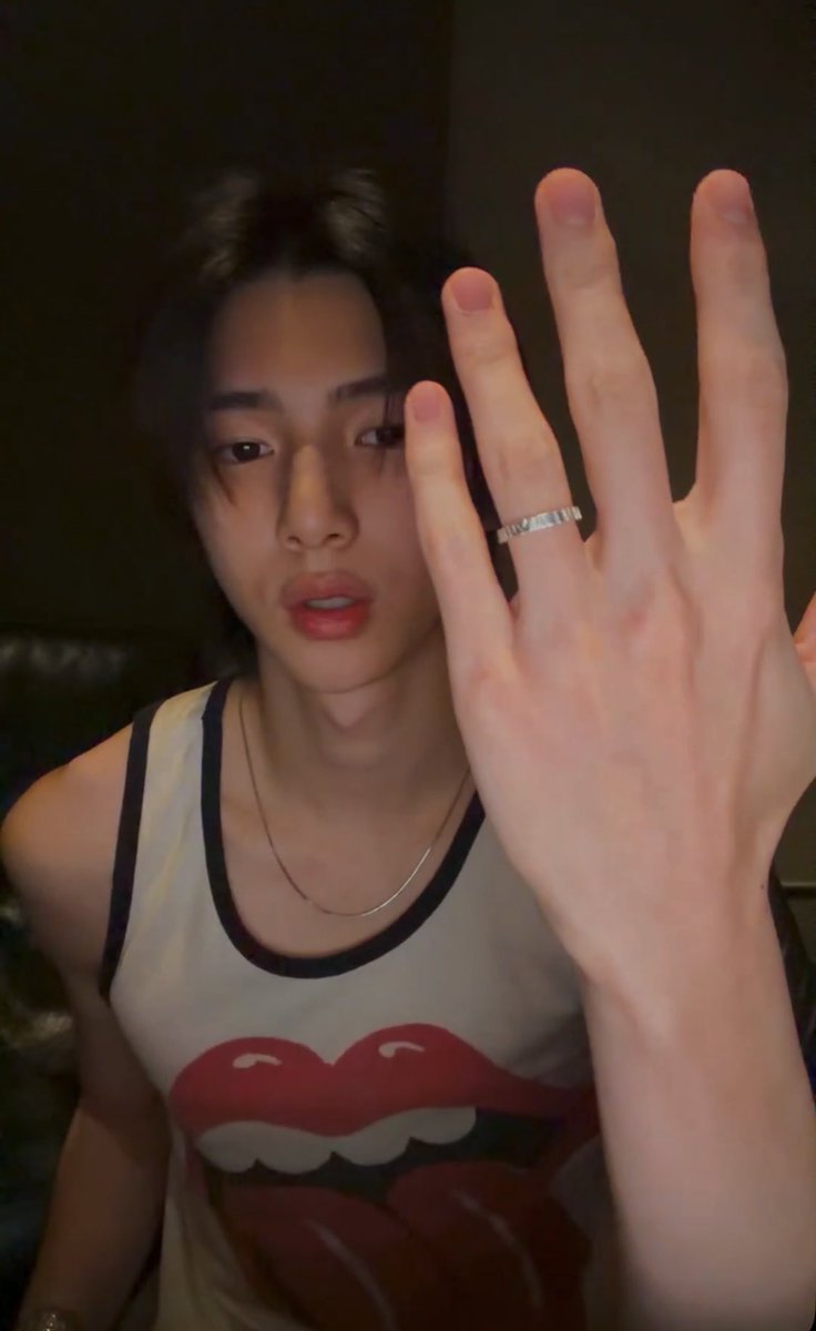 08zsync's tweet photo. ada yang bilang kalau cincin yang jju temuin itu Redwood Tree R dari koleksi Inner Peace by Charlotte Kim, dan ternyata ed juga pake cincin dari brand yang sama, cuma beda model😭😭 jju pake yang silver, sedangkan ed pake yang gold😭😭 https://t.co/AUOWQLCgza