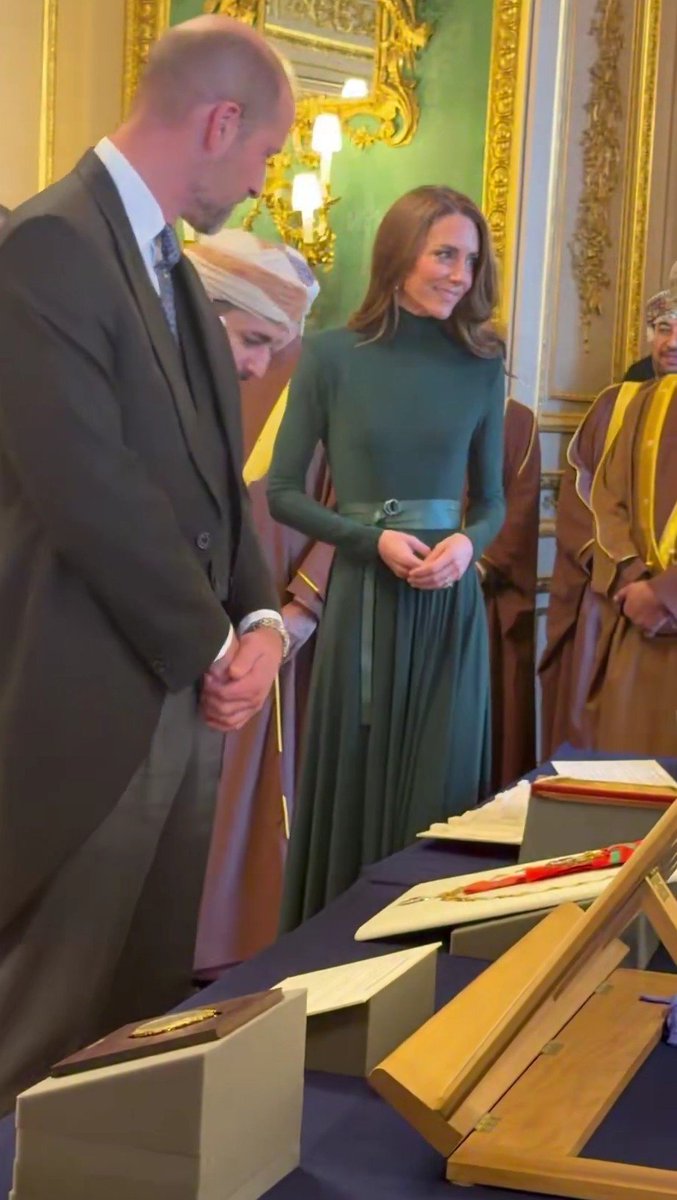 True888Blue's tweet photo. A glimpse of Catherine's lovely dress as she toured an exhibition of items from the Royal Collection with Prince William after lunch in honour of the Sultan of Oman. Also present was the Duke and Duchess of Edinburgh.
🇬🇧 🇴🇲 

 📸  @RE_DailyMail https://t.co/Nd7fY4bo9d