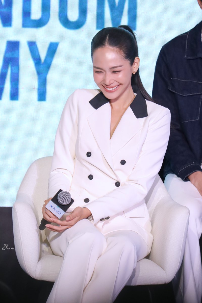 FreeArtist68499's tweet photo. CEO สาวสวยแห่ง Mahira 😊

PNB AT NATION FORUM
#NationForumWithPNB
#bintsireethorn
#ไอ้ทองของแม่ครู https://t.co/Jo7W1ZxcCk