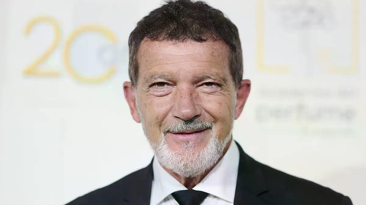telva's tweet photo. Antonio Banderas: "En Chile me señalaron por la calle y dijeron: 'Ese es el del perfume'" https://t.co/J5y0xsW1vV https://t.co/3Ds4OBZWDr