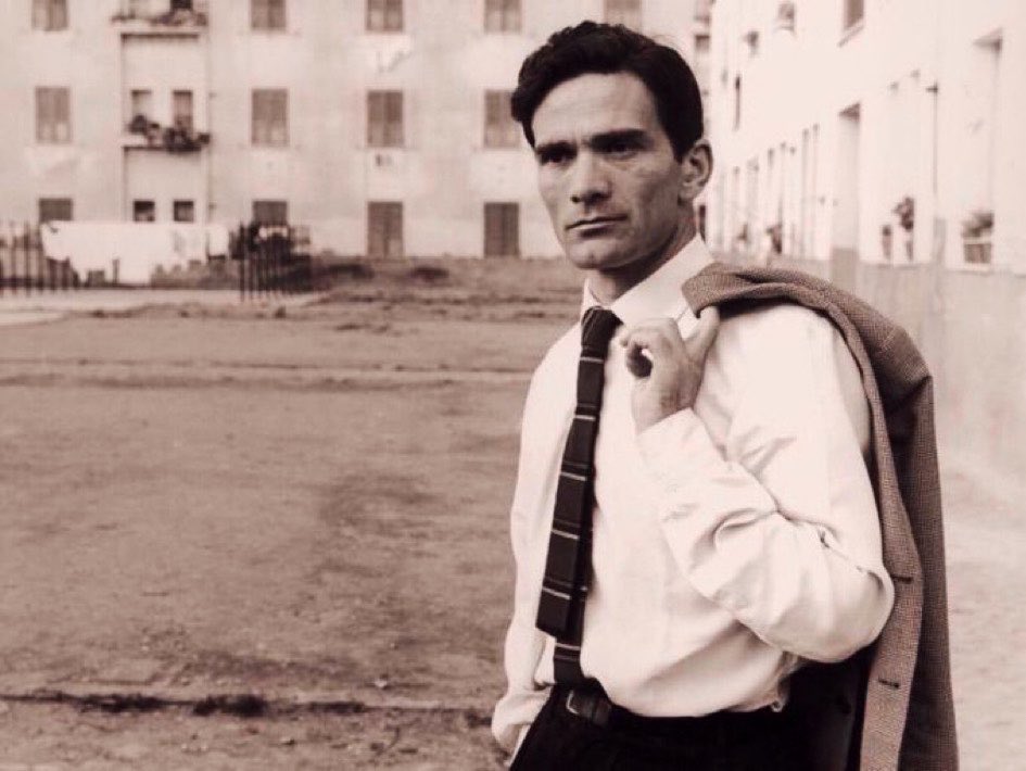 DanniSr8's tweet photo. 🌿Je viens des ruines, des églises, des retables d’autel, des villages oubliés.
     J’erre comme un fou, comme un chien sans maître .

Pier Paolo Pasolini / Poésie en forme de rose, 1964. https://t.co/uXTtkmcQRb
