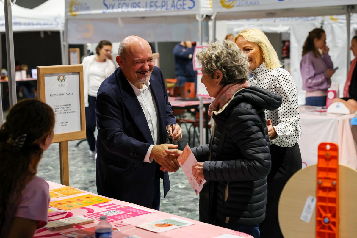 villedeSixFours's tweet photo. #OctobreRose à Six-Fours💗
Ce mardi à l'Espace Malraux, la Ville &amp; ses partenaires de santé proposaient une journée de dépistage gratuit du cancer du sein.  En présence du Maire @Boccaletti83 pour soutenir cette cause essentielle.   Merci aux équipes &amp; participantes ! 👏 https://t.co/3RoQRcSftx