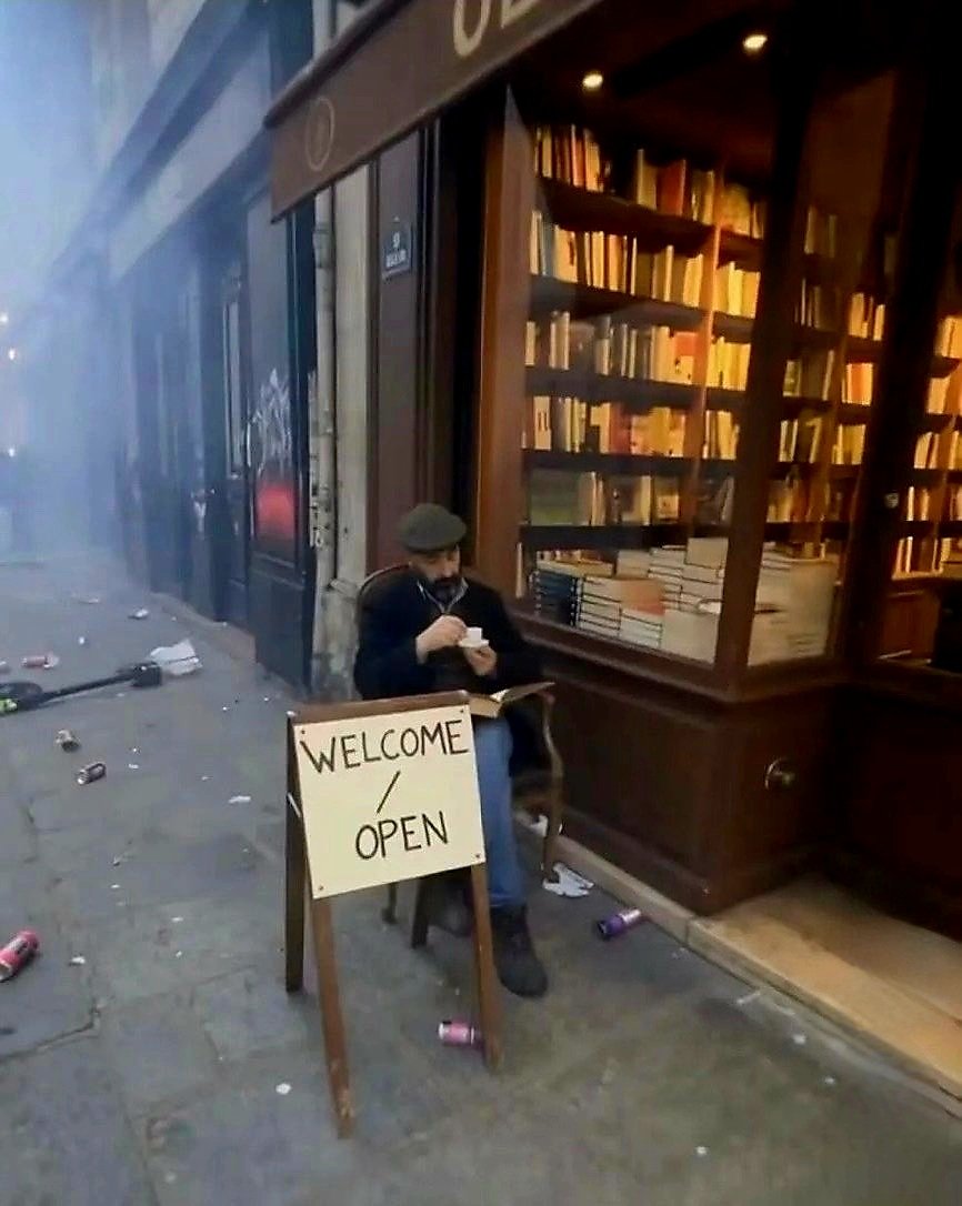 MaguiSpadano's tweet photo. La rebelión de los "estudiantes",
La paradoja en una imagen: 
Olvidaron tomar lo único que
los hará libres de verdad. 
#booklover #Francia 
#France #franciaitalia https://t.co/vqC4B8HR8u