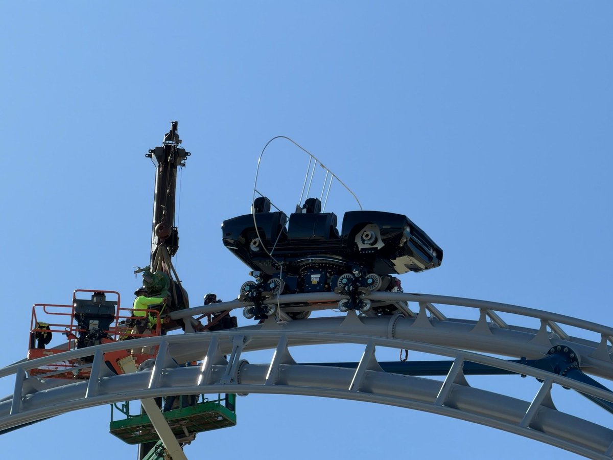 insideuniversal's tweet photo. The Fast &amp; Furious: Hollywood Drift test car has reached the top of the hill over the Music Plaza Stage. @UniversalORL https://t.co/SmtBUxqWdR