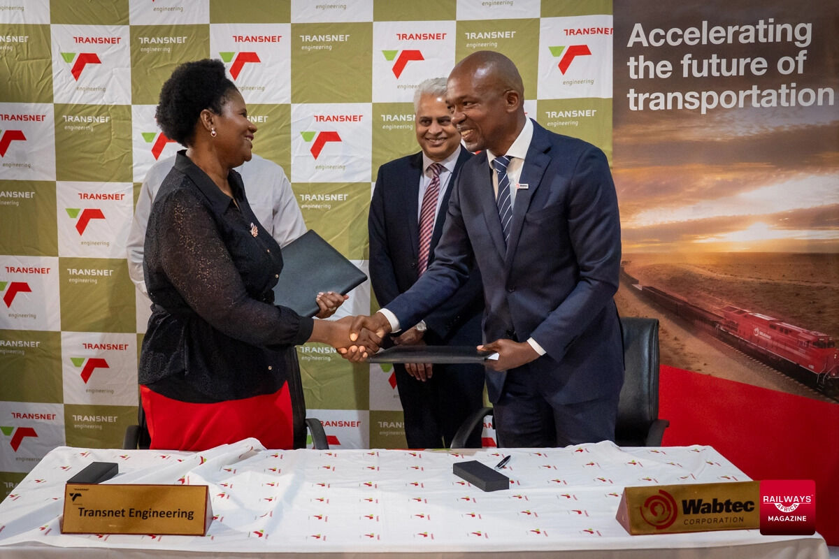 RailwaysAfrica's tweet photo. @TE_Transnet and @WabtecCorp have signed a long-term support agreement worth approximately R6.6 billion for Class 43D and 44D locomotives, covering components, technical expertise and predictive maintenance. [link] #RailwaysAfrica #Transnet #Wabtec

https://t.co/qjgCSNzqfA https://t.co/Vb3hkpPblD