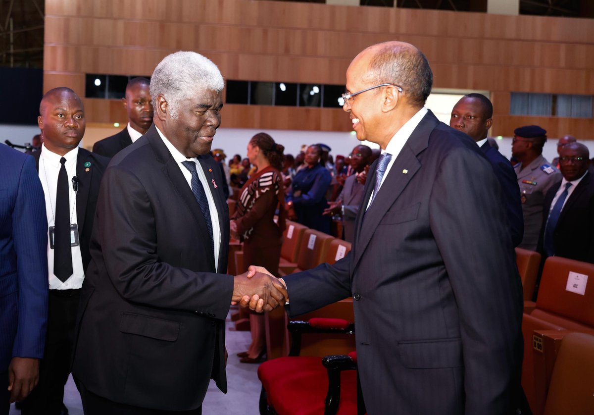 _AfricanUnion's tweet photo. À l’ouverture de la 3ᵉ édition du Forum d’Abidjan sur les frontières, en Côte d’Ivoire, le Président de la Commission de l’Union africaine (UA), S.E. M. Mahmoud Ali Youssouf, a appelé à faire des frontières africaines de véritables espaces de coopération, de paix, de sécurité et de prospérité partagée.

Il a salué l’engagement constant de S.E. M. Alassane Ouattara, Président de la République de Côte d’Ivoire et Champion de l’Agenda 2063, en faveur de la réalisation des ambitions continentales de développement de l’Afrique, et exprimé sa gratitude aux autorités ivoiriennes pour leur accueil chaleureux et leur hospitalité.

S’exprimant sur le thème du Forum, « Les populations aux frontières : culture, sécurité et intégration », le Président de la Commission @ymahmoudali a souligné que le respect de la souveraineté nationale est pleinement compatible avec le renforcement de l’intégration culturelle, économique et commerciale. Il a rappelé que les communautés transfrontalières, unies par des langues, des traditions et un patrimoine culturel communs, constituent un atout majeur pour la mise en œuvre de l’Agenda 2063 et le développement de la Zone de libre-échange continentale africaine (ZLECAf).

Il a plaidé en faveur du développement des corridors transfrontaliers, de la modernisation des postes-frontières, de la simplification des procédures et du renforcement de la gestion coordonnée des frontières, afin de faciliter la circulation des personnes et des biens.

Tout en soulignant les vulnérabilités particulières des zones frontalières face au terrorisme, aux trafics illicites et à la criminalité organisée, il a insisté sur la nécessité d’intensifier la coopération entre les États voisins pour relever efficacement ces défis communs.

Le Président de la Commission a également exhorté les États membres de l’Union africaine à ratifier la Convention de Niamey de 2014 sur la coopération transfrontalière et le Protocole de 2018 relatif à la libre circulation des personnes, au droit de résidence et au droit d’établissement.

Il a enfin réaffirmé que l’édification d’une Afrique pacifique, intégrée et prospère repose sur une gouvernance efficace des frontières, centrée sur les populations et leurs besoins, afin de transformer les lignes de séparation en passerelles de coopération, de rapprochement et de développement partagé.

Lire @ https://t.co/Sl7UVU2hkt