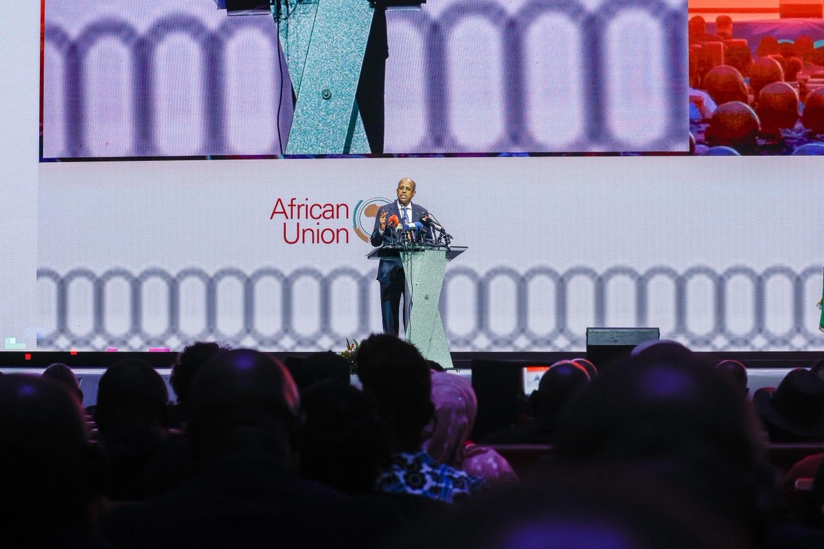 _AfricanUnion's tweet photo. À l’ouverture de la 3ᵉ édition du Forum d’Abidjan sur les frontières, en Côte d’Ivoire, le Président de la Commission de l’Union africaine (UA), S.E. M. Mahmoud Ali Youssouf, a appelé à faire des frontières africaines de véritables espaces de coopération, de paix, de sécurité et de prospérité partagée.

Il a salué l’engagement constant de S.E. M. Alassane Ouattara, Président de la République de Côte d’Ivoire et Champion de l’Agenda 2063, en faveur de la réalisation des ambitions continentales de développement de l’Afrique, et exprimé sa gratitude aux autorités ivoiriennes pour leur accueil chaleureux et leur hospitalité.

S’exprimant sur le thème du Forum, « Les populations aux frontières : culture, sécurité et intégration », le Président de la Commission @ymahmoudali a souligné que le respect de la souveraineté nationale est pleinement compatible avec le renforcement de l’intégration culturelle, économique et commerciale. Il a rappelé que les communautés transfrontalières, unies par des langues, des traditions et un patrimoine culturel communs, constituent un atout majeur pour la mise en œuvre de l’Agenda 2063 et le développement de la Zone de libre-échange continentale africaine (ZLECAf).

Il a plaidé en faveur du développement des corridors transfrontaliers, de la modernisation des postes-frontières, de la simplification des procédures et du renforcement de la gestion coordonnée des frontières, afin de faciliter la circulation des personnes et des biens.

Tout en soulignant les vulnérabilités particulières des zones frontalières face au terrorisme, aux trafics illicites et à la criminalité organisée, il a insisté sur la nécessité d’intensifier la coopération entre les États voisins pour relever efficacement ces défis communs.

Le Président de la Commission a également exhorté les États membres de l’Union africaine à ratifier la Convention de Niamey de 2014 sur la coopération transfrontalière et le Protocole de 2018 relatif à la libre circulation des personnes, au droit de résidence et au droit d’établissement.

Il a enfin réaffirmé que l’édification d’une Afrique pacifique, intégrée et prospère repose sur une gouvernance efficace des frontières, centrée sur les populations et leurs besoins, afin de transformer les lignes de séparation en passerelles de coopération, de rapprochement et de développement partagé.

Lire @ https://t.co/Sl7UVU2hkt