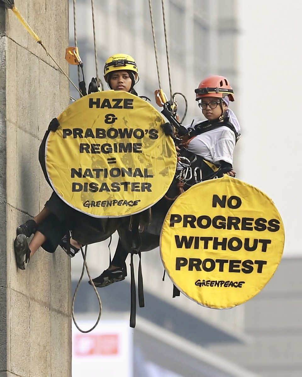 goldenjk7_'s tweet photo. Dua perempuan hebat, kakak-kakak aktivis Greenpeace, akhirnya udah pulang dengan selamat dan disambut teman-teman mereka 🥹💚

cr. tw.utomo https://t.co/BOUn4wCKRZ