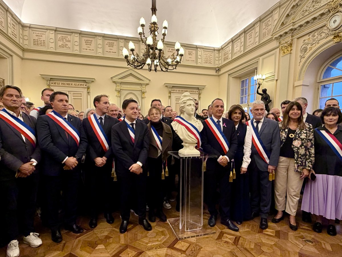 AMPMetropole's tweet photo. 🇫🇷 À la suite des violences survenues ce week-end, les 91 maires de la métropole ont remis une Marianne symbolique à Benoît Payan, maire de Marseille, pour remplacer celle dégradée lors de l’intrusion dans l’Hôtel de Ville, en signe d’attachement et de soutien. https://t.co/SSzJZGDFs3