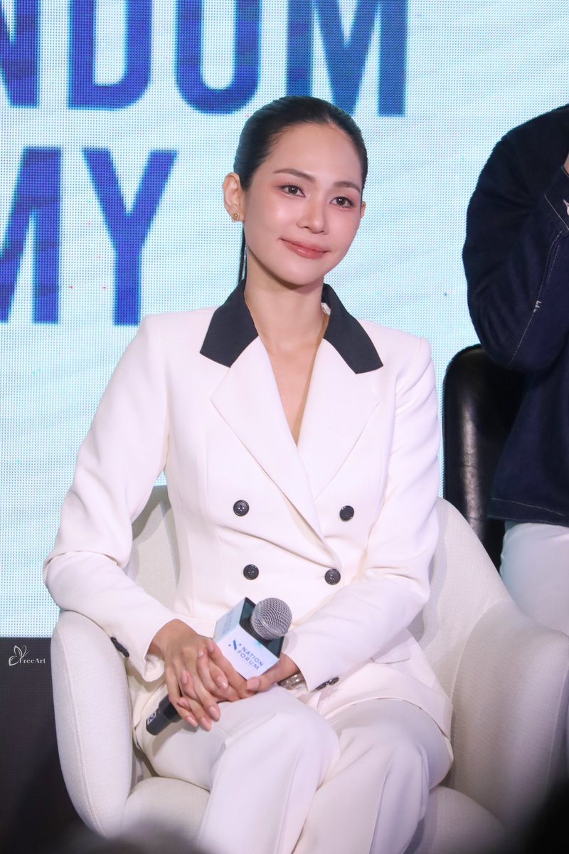FreeArtist68499's tweet photo. CEO สาวสวยแห่ง Mahira 😊

PNB AT NATION FORUM
#NationForumWithPNB
#bintsireethorn
#ไอ้ทองของแม่ครู https://t.co/Jo7W1ZxcCk