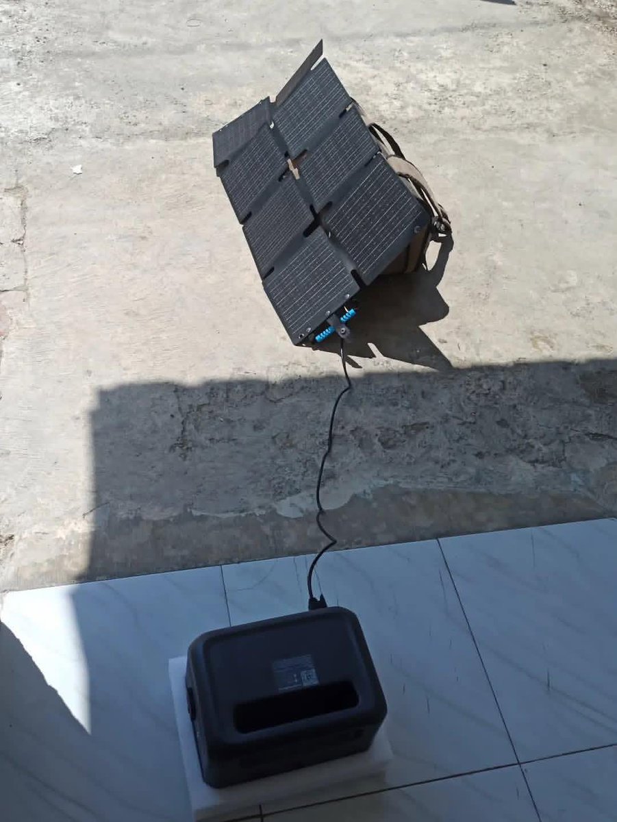 saftials's tweet photo. Memanfaatkan sinar matahari 🌞 
Budgetnya masih cukup buat Powerstation aja
Soon mau pasang PLTS juga 😌
Biar gak bergantung sama pln yang tantruman https://t.co/dXg54l17Dg
