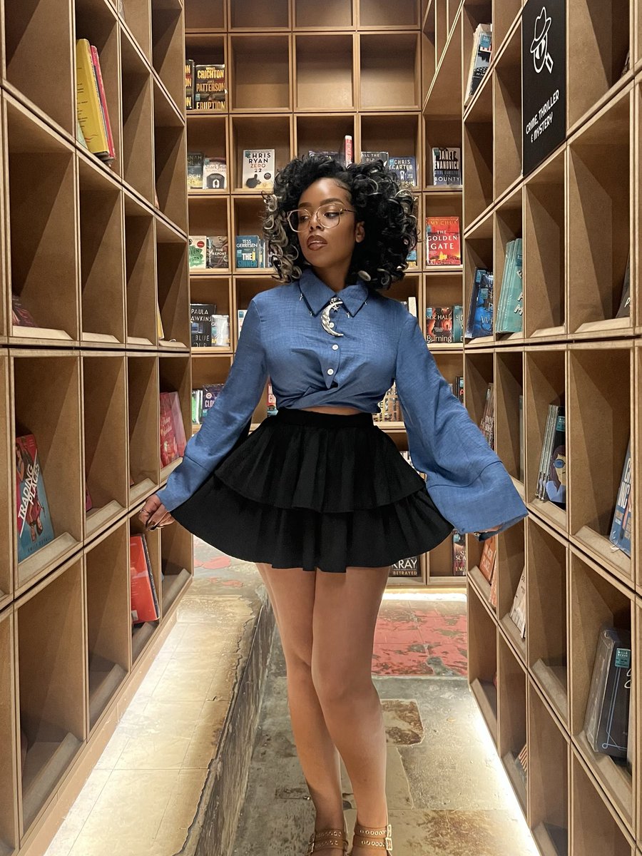 jacqueaye's tweet photo. No bookstore is safe from my tripod and phone https://t.co/QDDqeXKXso