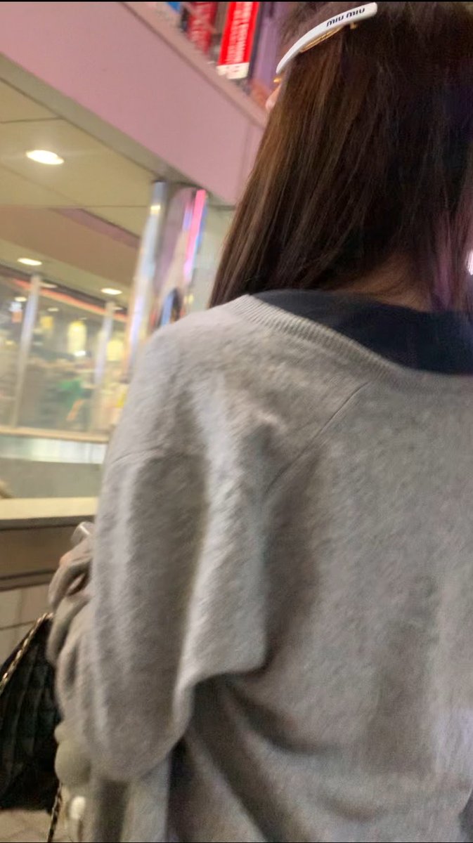q8nddd's tweet photo. 今日、ワイが渋谷駅行きのバス乗った直後、

後ろでずっと

👩‍🦰「ブス」
👩‍🦰「ブ‼️ス‼️ブ‼️ス‼️（笑）」
👩‍🦰「ブスブスブス…」
👱‍♂️「ほんとにブス（笑）」

ってワイに言ってた
シャクレ顎鼻デカカップルの女と似てる‼️♫ https://t.co/bwPvuFgRnD