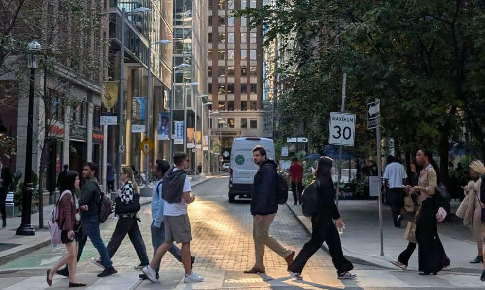 TalentPoolHub's tweet photo. Canada’s aging population and lower immigration could shrink the #workforce. How can employers prepare? @HRD_Canada explores the @bankofcanada's outlook, highlighting the importance of #workforceplanning, productivity and future-ready skills.

Read more: https://t.co/hmmcbwjRDC https://t.co/49JKZTw3hX