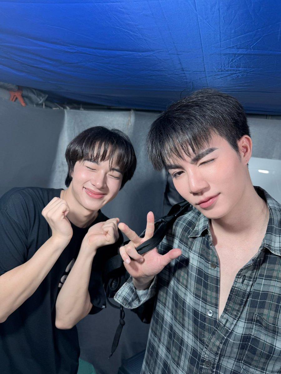 AfternoonZeeNew's tweet photo. ลาก่อนเด้อ~ มื้อนี้ Q10 เลิกกองแล้วจ้า ลาไปนำความน่ารักสดใสของอ้ายช้างกับน้องน้อย มื้อนี้ขอโตลาไปก่อน ไว้ฮอดมื้อหน้าพุ่นค่อยพ้อกันใหม่เด้อพี่น้อง ! 😉🫶🏻

HUG E LHEE Q10
#มนต์รักฮักอีหลีQ10

#มนต์รักฮักอีหลี 
#HUGELHEETheSeries

@zee_pruk @CwrNew 
꒰ #ZeeNuNew #ซนซน ꒱ https://t.co/dbXobtPUKd
