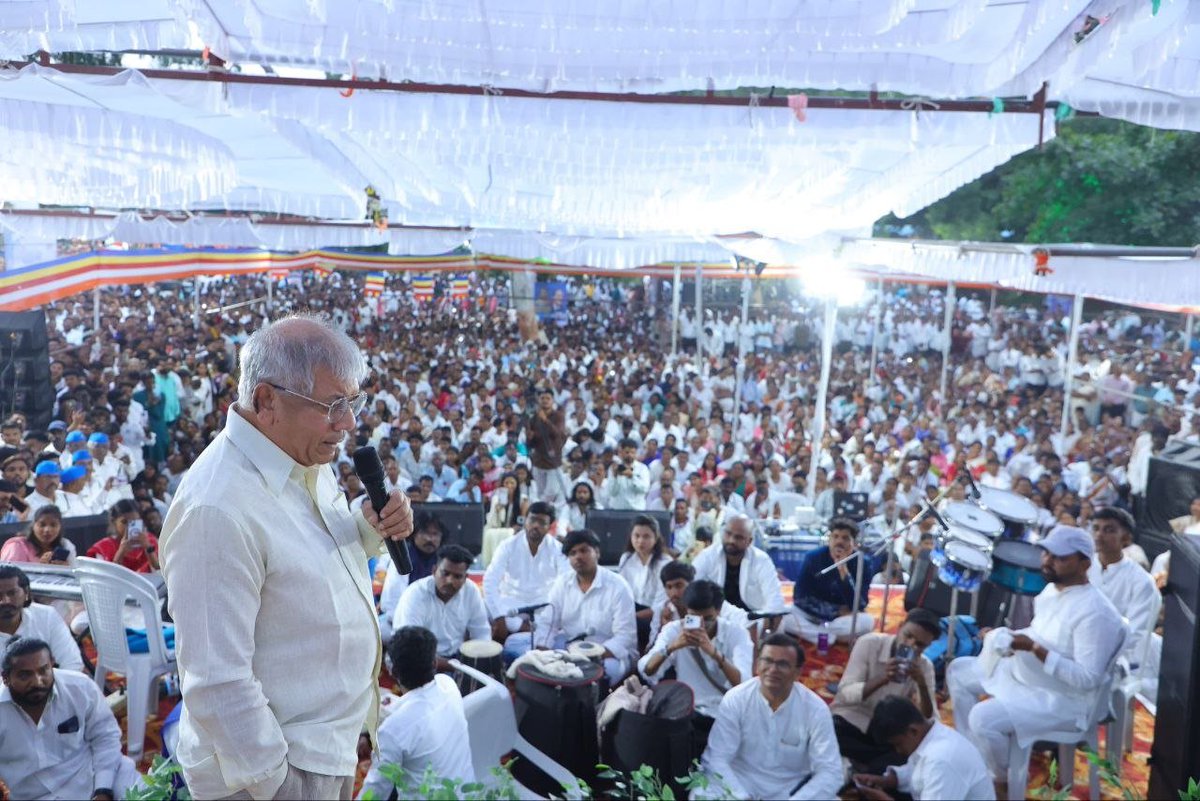 Prksh_Ambedkar's tweet photo. आज औरंगाबाद येथील बुद्ध लेणी येथे आयोजित अशोका विजया दशमी आणि धम्मचक्र प्रवर्तन मेळाव्यात सहभागी झालो.

डॉ. बाबासाहेब आंबेडकर यांनी आपल्याला धम्मदीक्षा देऊन सत्तर वर्ष झाली पण, आपण एखादे पाऊल पुढे गेलो का? हा विचार आपल्याला पडला पाहिजे आणि आपण त्यावर चिंतन केले पाहिजे. जुनं सोडून आपण नवीन स्वीकारले. जे नवीन आपण स्वीकारले त्याची चर्चा आपण जोपर्यंत जाहीरपणे करत नाही, तोपर्यंत त्याचा प्रचार, प्रसार होणार नाही.

भन्तेजी यांनी भाषणात उल्लेख केला की, बुद्ध लेणीची ही जागा सरकारकडून मिळवून द्यावी. भन्तेजींना माझे सांगणे आहे की, जेव्हा तुम्ही मुख्यमंत्री फडणवीसकडे जाल तेव्हा मला सांगा मी सोबत येतो. मी बघतो की, ही जागा कशी मिळत नाही. भन्तेजी हे चळवळीचे नायक आहेत, हे आपण सर्वांनी लक्षात घ्यावे.

आपली जबाबदारी आहे की, आपण आपल्या हक्कासाठी लढले पाहिजे. पैसा हा तुम्हाला स्वातंत्र्य देऊ शकत नाही. तसे असते तर काँग्रेस अध्यक्ष मल्लिकार्जुन खडगे हा तुमच्या-आमच्यापेक्षा हजारपटीने श्रीमंत आहे. तसे असूनही त्याला मंदिरात जाण्याचा अधिकार तो विकत घेऊ शकला नाही, त्याला अपमानित होऊन बाहेर पडावे लागले, हे लक्षात घ्या.

सर्वांनी एकमेकांशी संवाद करायला शिका, लढायला शिका तरच टिकाल. आताच्या युगात स्वातंत्र्य हे टार्गेट आहे आणि स्वातंत्र्याचे प्रतीक हे मतदान आहे. त्यावरच हल्ला घातला जातोय. आपले स्वातंत्र्य जतन ठेवणे, अबाधित ठेवणे ही भारतीयांची आणि अधिकची जबाबदारी फुले, शाहू, आंबेडकरवाद्यांची आहे.

#धम्मचक्र_प्रवर्तन_दिन #बुद्ध_लेणी
