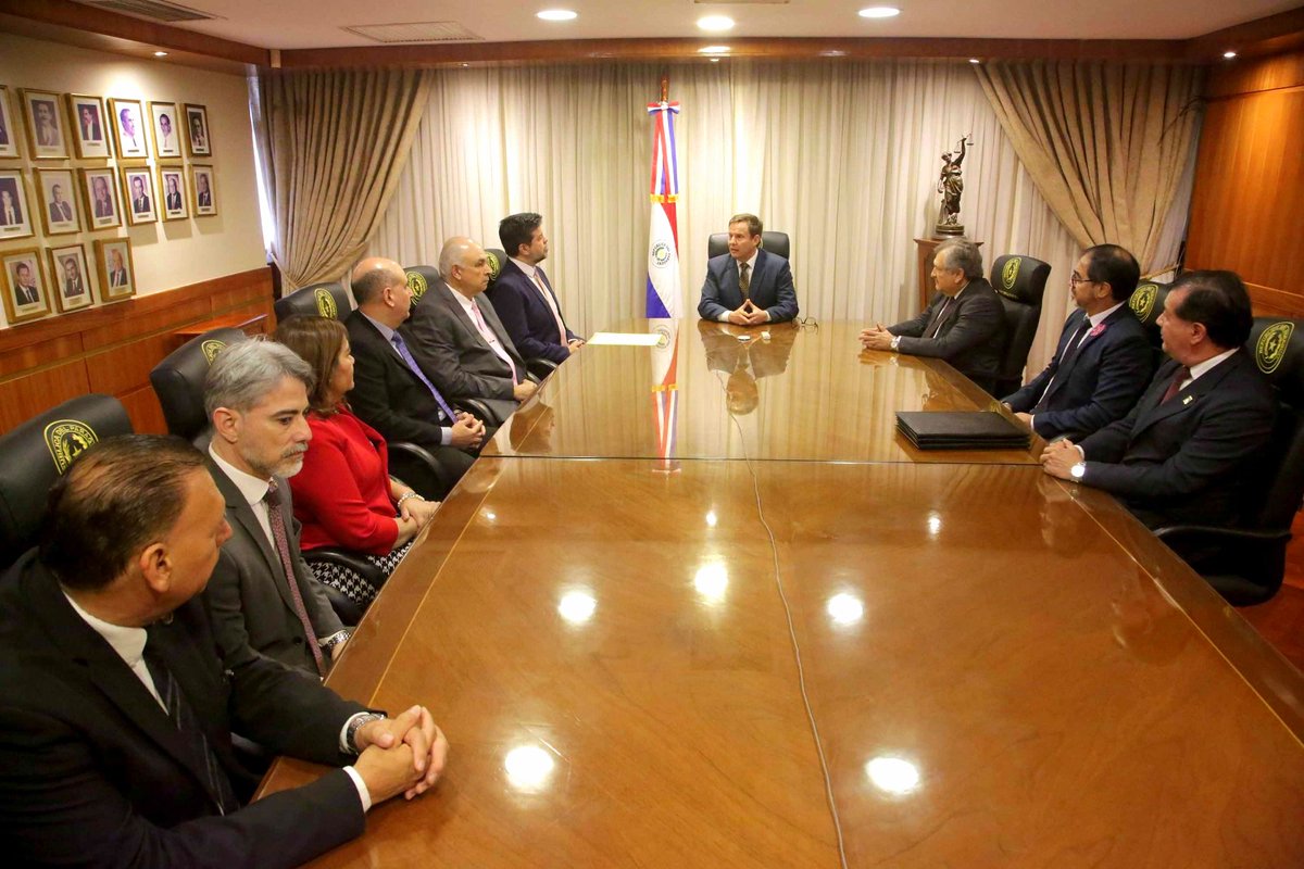 ConsejoParaguay's tweet photo. 📚 El Consejo de la Magistratura y la Corte Suprema de Justicia fortalecen la formación continua especializada.

El presidente del Consejo de la Magistratura, Abg. Gerardo Bobadilla Frizzola, y el presidente de la Corte Suprema de Justicia, ministro Prof. Dr. Alberto Joaquín Martínez Simón, suscribieron dos convenios de cooperación interinstitucional destinados a impulsar la formación y actualización de los profesionales del Derecho.

Participaron del acto el ministro de la Corte Suprema de Justicia, Prof. Dr. Eugenio Jiménez Rolón; el vicepresidente del Consejo de la Magistratura, Dr. Gustavo Miranda; y el miembro del Consejo, Dr. César Ruffinelli, además de autoridades judiciales y directivos de ambas instituciones.

Los convenios contemplan el desarrollo de los programas de Formación Continua Especializada en “Gestión Judicial y Técnicas Procesales”, dirigido prioritariamente a operadores de justicia de la Circunscripción Judicial de Concepción, y “Argumentación Jurídica”, destinado a magistrados, funcionarios judiciales y abogados de la Circunscripción Judicial de Cordillera.

Ambas propuestas académicas buscan fortalecer las competencias profesionales y promover la actualización de conocimientos, mediante el trabajo conjunto entre ambas instituciones y la participación de la Escuela Judicial.

Con estas acciones, el Consejo de la Magistratura y la Corte Suprema de Justicia reafirman su compromiso con la formación continua especializada y el fortalecimiento del servicio de justicia.

#ConsejoDeLaMagistratura #CorteSupremaDeJusticia #EscuelaJudicial #FormaciónContinua #Justicia