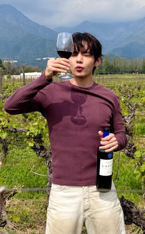 vantelom1's tweet photo. the way he moves his lips and softly closes his eyes while holding the wine bottle in one hand and his glass in the other... like u literally can’t decide if u wanna cry bc he’s so cute or bc he’s so hot https://t.co/rfcR1k3lWz