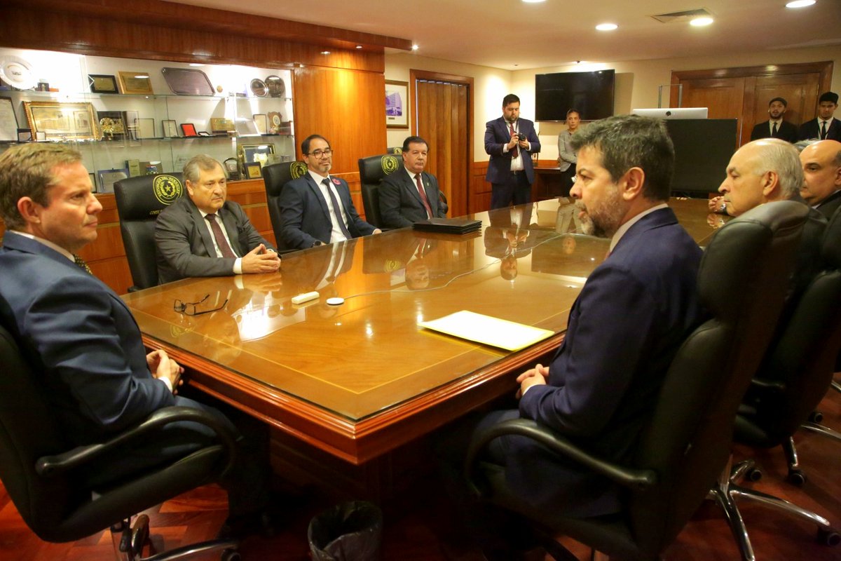 ConsejoParaguay's tweet photo. 📚 El Consejo de la Magistratura y la Corte Suprema de Justicia fortalecen la formación continua especializada.

El presidente del Consejo de la Magistratura, Abg. Gerardo Bobadilla Frizzola, y el presidente de la Corte Suprema de Justicia, ministro Prof. Dr. Alberto Joaquín Martínez Simón, suscribieron dos convenios de cooperación interinstitucional destinados a impulsar la formación y actualización de los profesionales del Derecho.

Participaron del acto el ministro de la Corte Suprema de Justicia, Prof. Dr. Eugenio Jiménez Rolón; el vicepresidente del Consejo de la Magistratura, Dr. Gustavo Miranda; y el miembro del Consejo, Dr. César Ruffinelli, además de autoridades judiciales y directivos de ambas instituciones.

Los convenios contemplan el desarrollo de los programas de Formación Continua Especializada en “Gestión Judicial y Técnicas Procesales”, dirigido prioritariamente a operadores de justicia de la Circunscripción Judicial de Concepción, y “Argumentación Jurídica”, destinado a magistrados, funcionarios judiciales y abogados de la Circunscripción Judicial de Cordillera.

Ambas propuestas académicas buscan fortalecer las competencias profesionales y promover la actualización de conocimientos, mediante el trabajo conjunto entre ambas instituciones y la participación de la Escuela Judicial.

Con estas acciones, el Consejo de la Magistratura y la Corte Suprema de Justicia reafirman su compromiso con la formación continua especializada y el fortalecimiento del servicio de justicia.

#ConsejoDeLaMagistratura #CorteSupremaDeJusticia #EscuelaJudicial #FormaciónContinua #Justicia