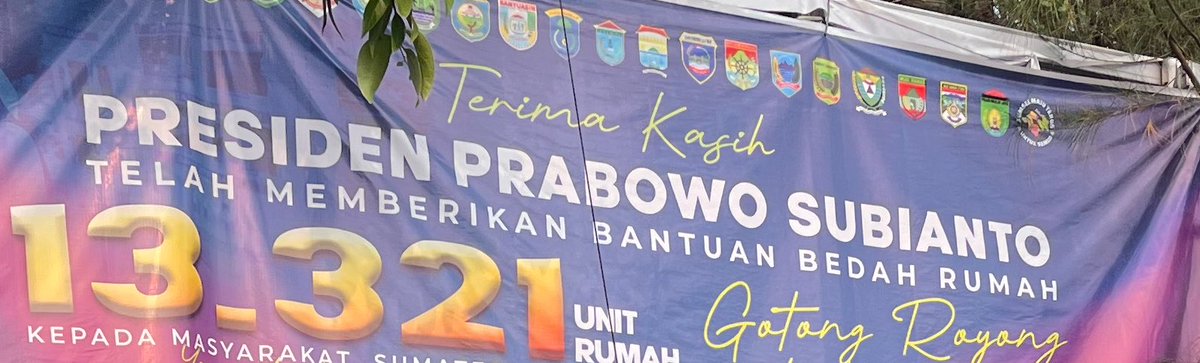 teuqilaa's tweet photo. Pemda2 disuruh cetak banner uncapan terima kasih ke presiden utk program bedah rumah merah putih (was BSPS) ukurannya harus 5X10 m persegi dan harus dipasang di tempat paling strategis. IN THIS ENOCOMY?! Segala anggaran di daerah dipotong efisiensi ini lah itu lah TP DIPAKSA https://t.co/luSTSbIfqJ